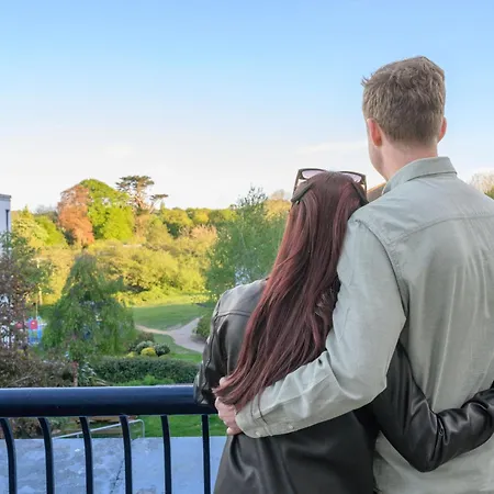 Newtown Park فندق